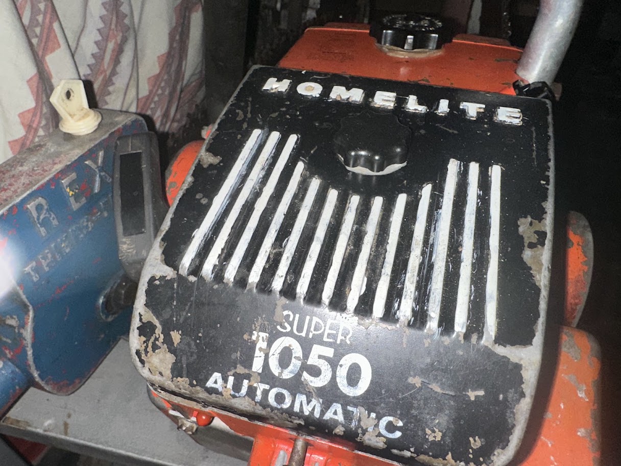 Ancien marquage Homelite sur une tronçonneuse de la collection OLDCHAINSAW