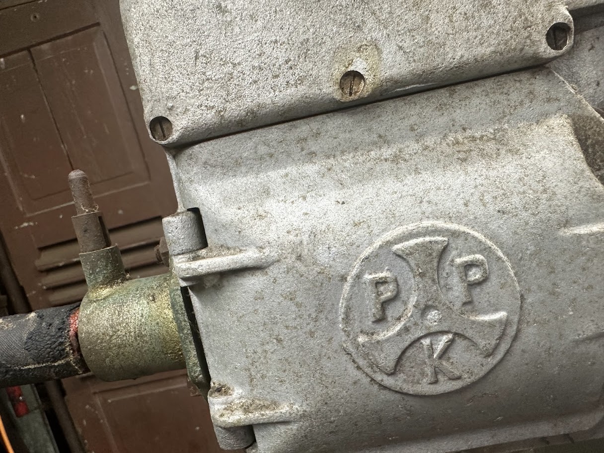 Détail du logo PPK moulé sur une tronçonneuse ancienne
