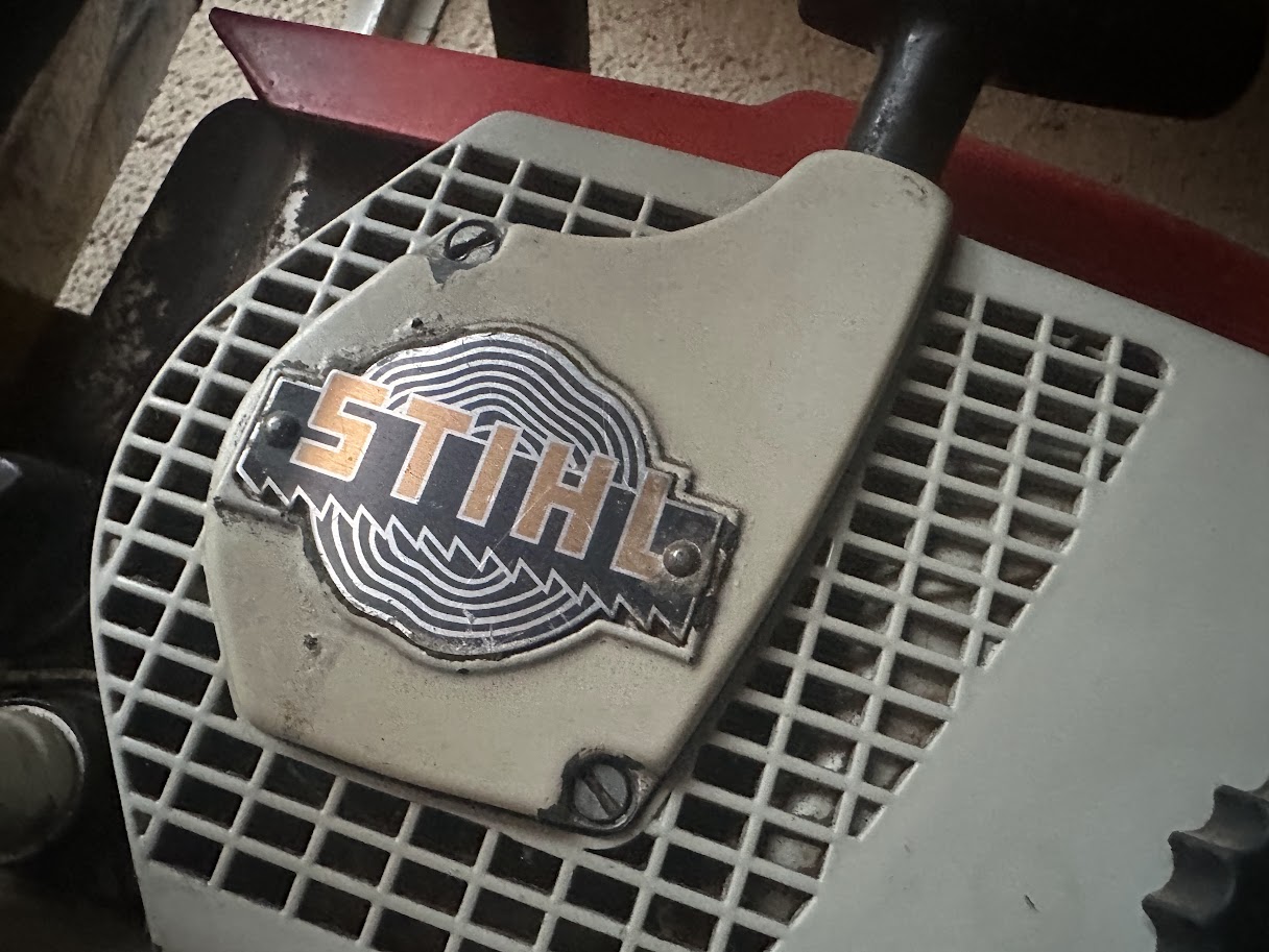 Ancien emblème STIHL sur une tronçonneuse de la collection OLDCHAINSAW