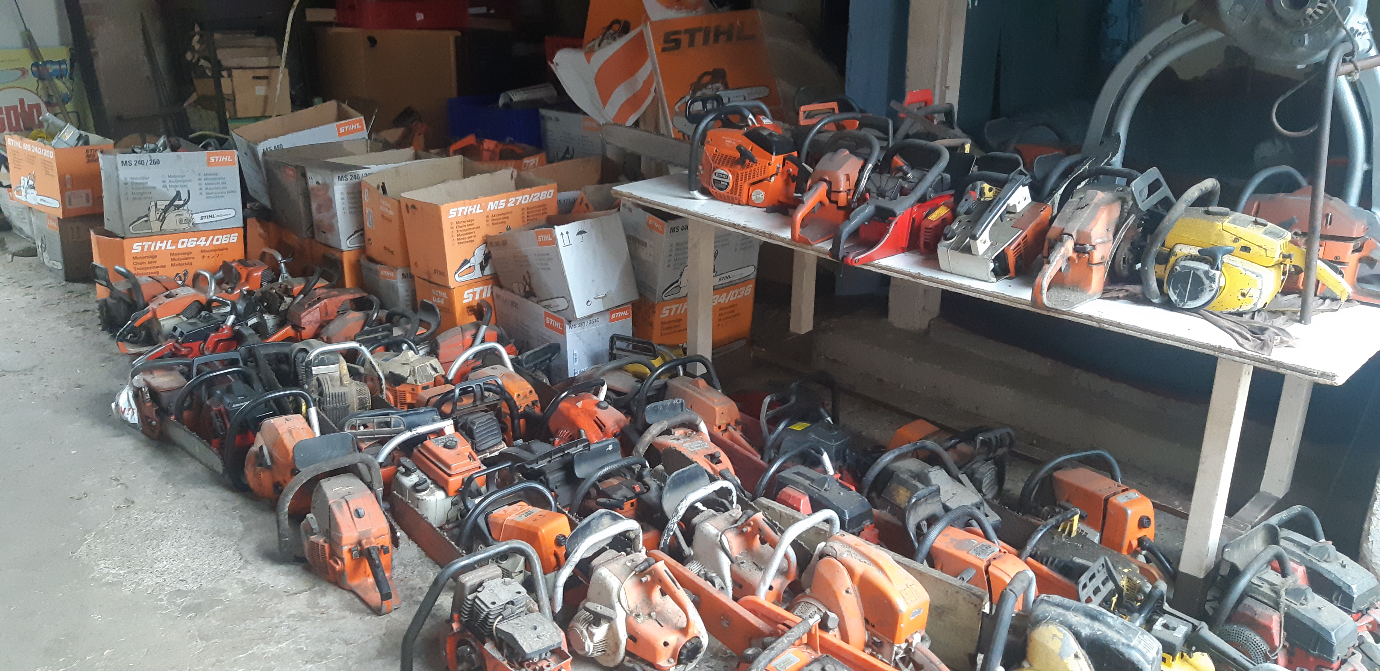 Retour de collecte OLDCHAINSAW avec de nombreuses tronçonneuses anciennes déchargées
