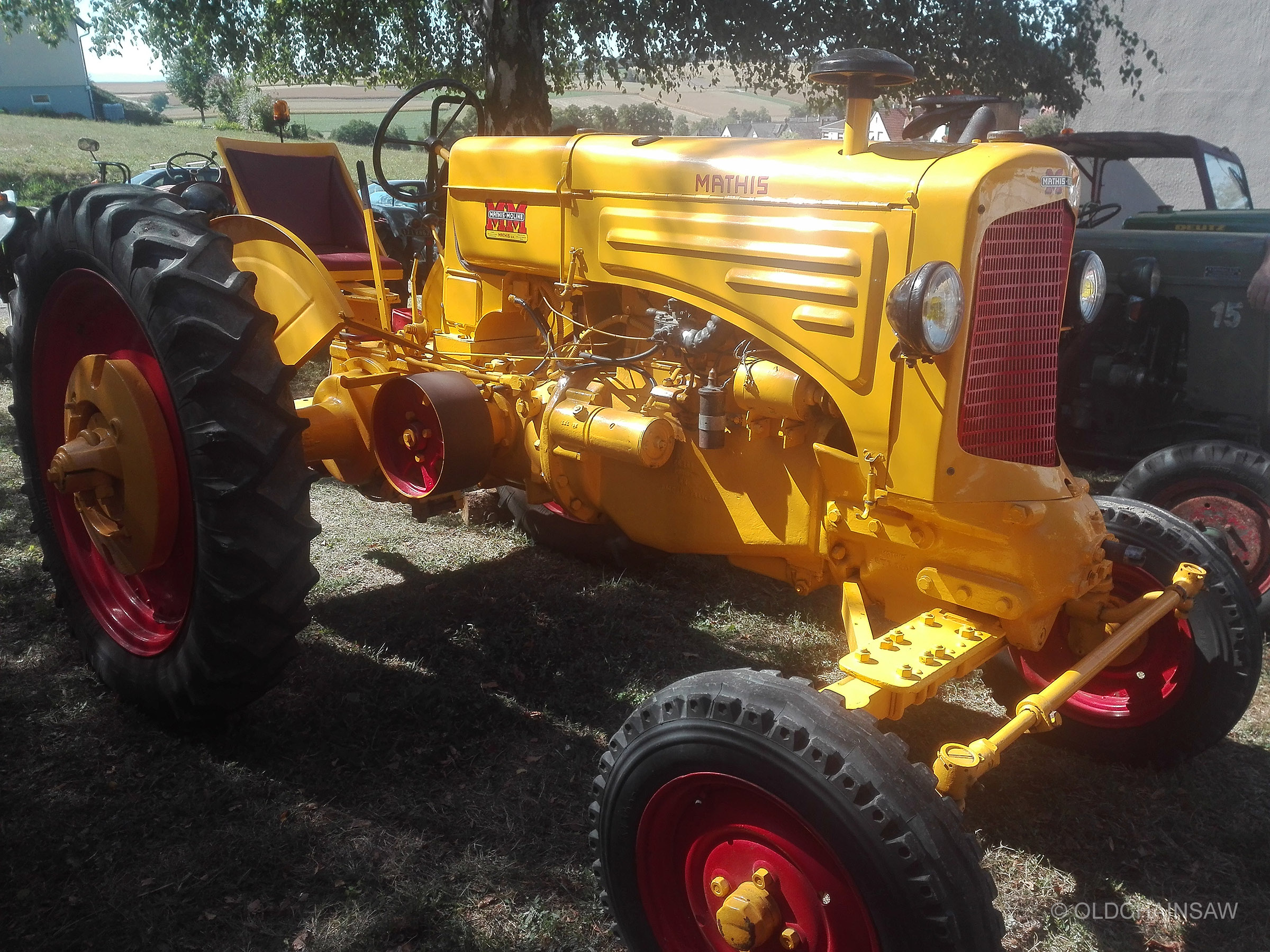 Le Dorffescht réunissait également de nombreux véhicules et tracteurs anciens, parmi lesquels ce tracteur Mathis.