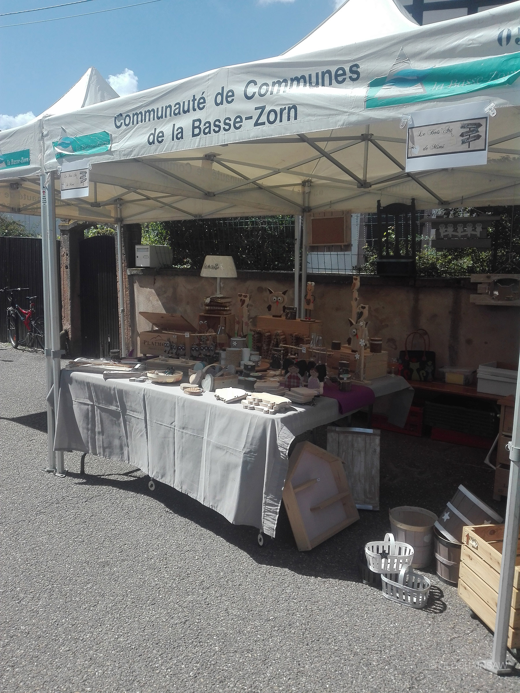 Stand consacré aux créations en bois installé sous les chapiteaux de la Communauté de Communes de la Basse-Zorn, parmi les différents savoir-faire présentés au public.