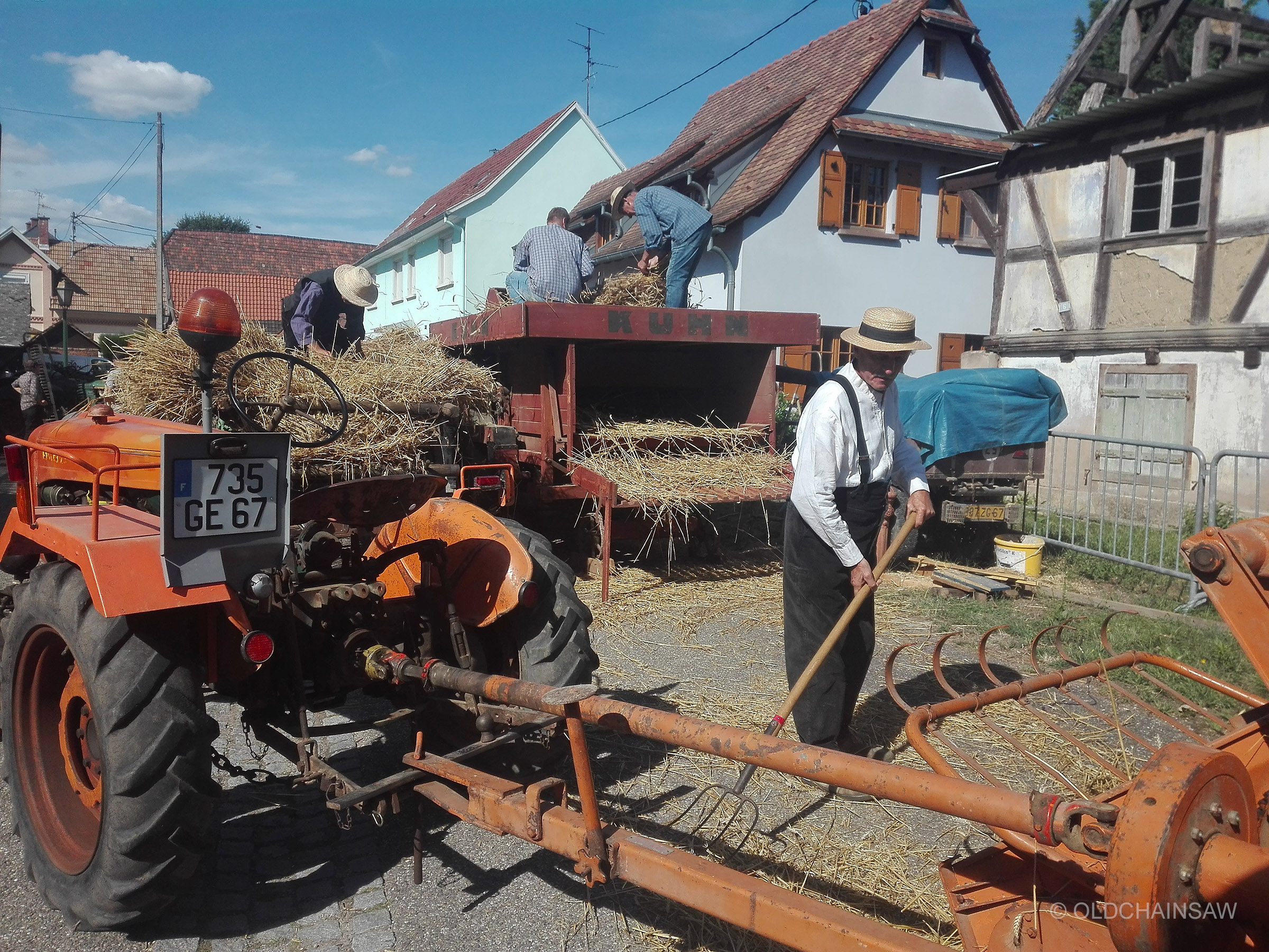 Démonstration de battage du blé avec du matériel agricole ancien, l’une des animations emblématiques de cette journée consacrée aux traditions rurales.
