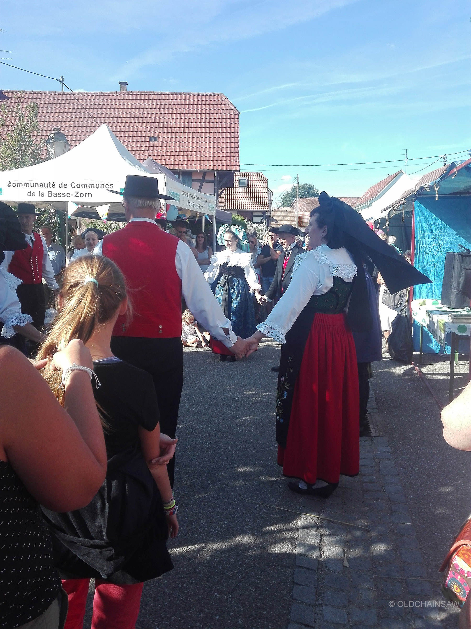 Costumes traditionnels et animation dans les rues du petit village de Weyersheim : une journée où patrimoine matériel et traditions alsaciennes se côtoyaient.
