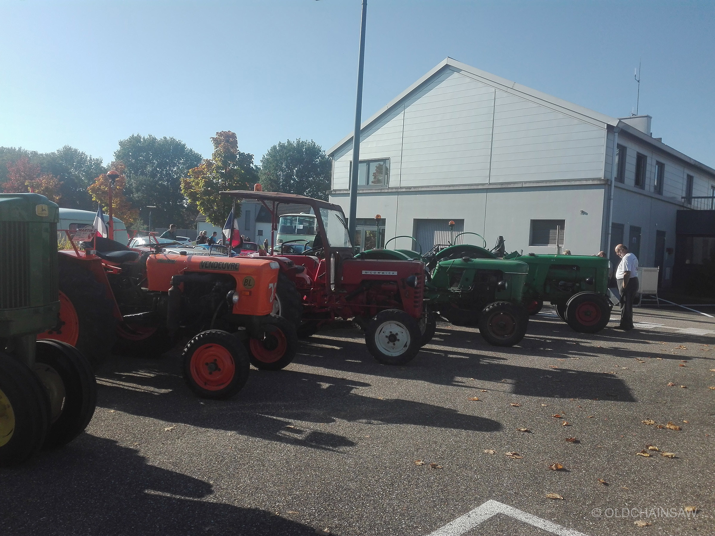 Une partie des nombreux tracteurs anciens réunis à Weyersheim à l’occasion de cette journée consacrée au patrimoine mécanique.