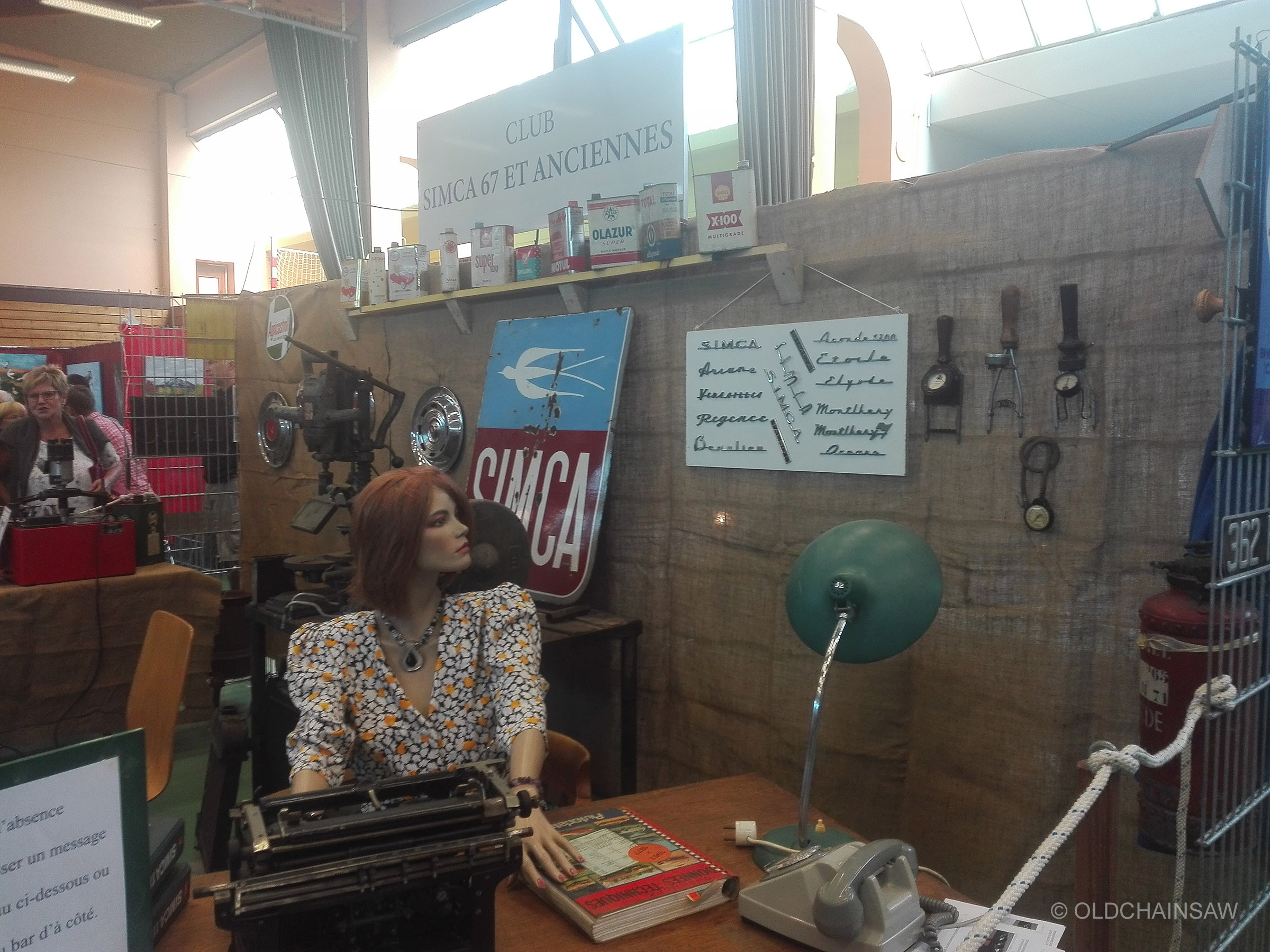 Détail de la reconstitution proposée par le Club SIMCA 67 : bureau, machine à écrire, téléphone, outillage et objets publicitaires recréent l’atmosphère d’un ancien garage.