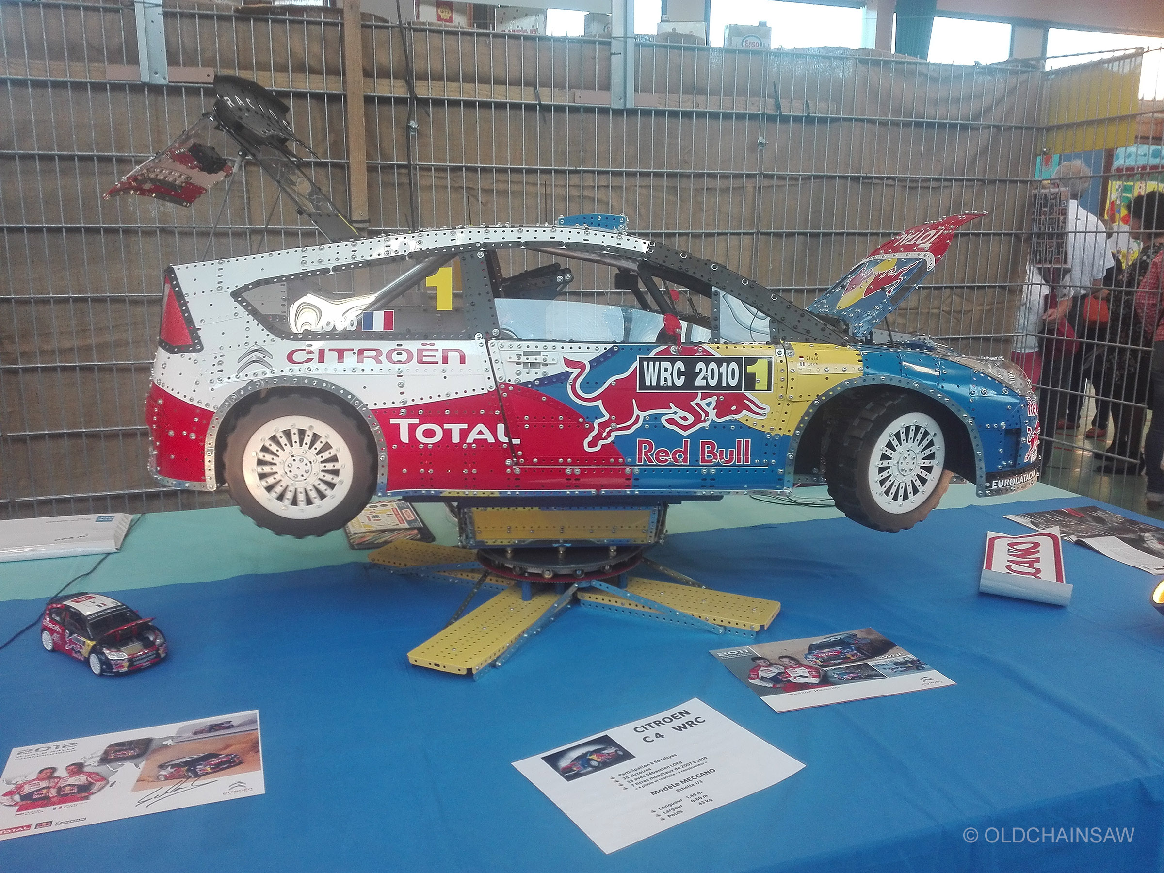 Reproduction d’une Citroën C4 WRC réalisée en éléments Meccano, parmi les autres présentations visibles à l’intérieur de l’exposition.