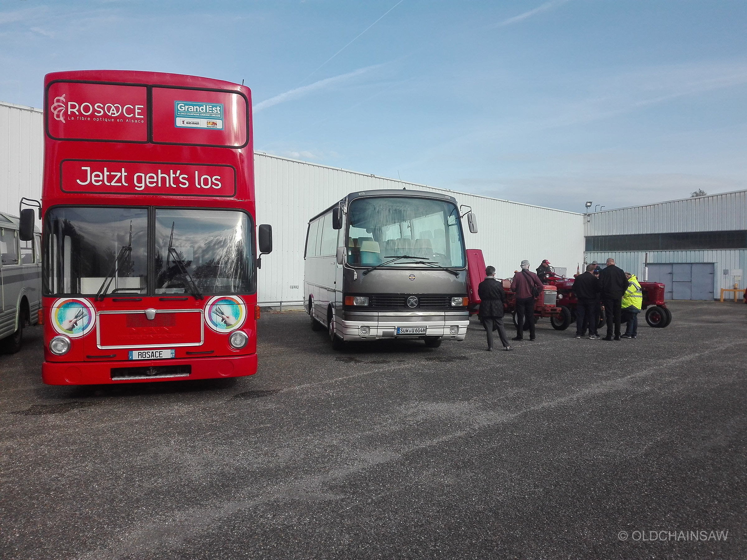 Autocars et tracteurs anciens exposés sur le site de la manifestation, illustrant la diversité du patrimoine mécanique réuni lors de cette journée.
