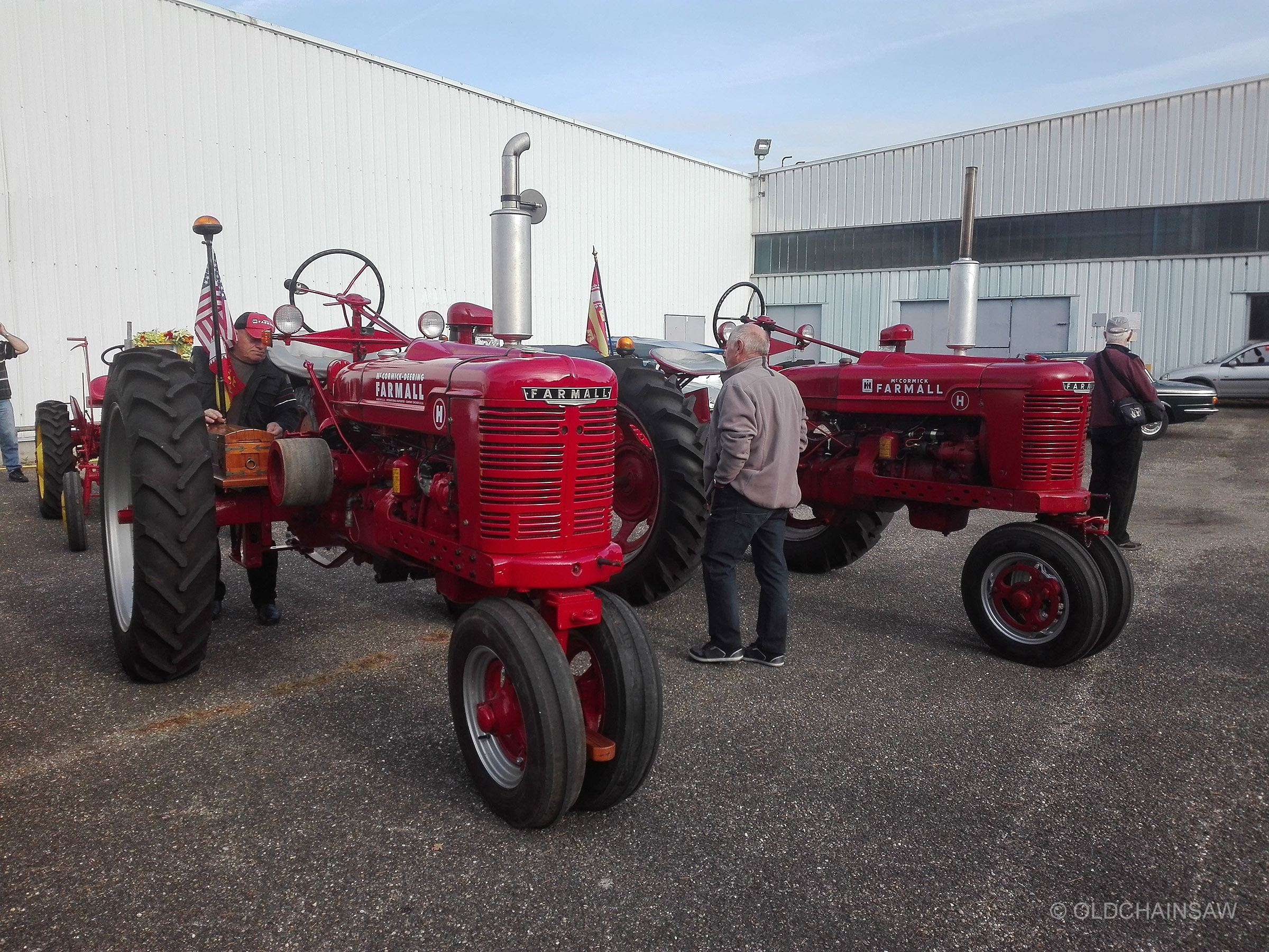 Tracteurs anciens Farmall présentés parmi les nombreux véhicules de collection rassemblés à Wissembourg.