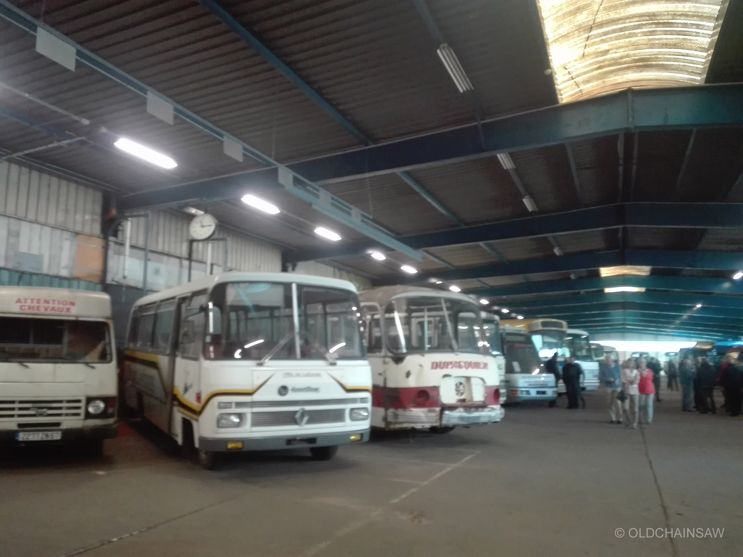 Une partie de l’importante collection d’autocars anciens conservée dans les bâtiments de l’association Autocars Anciens de France.