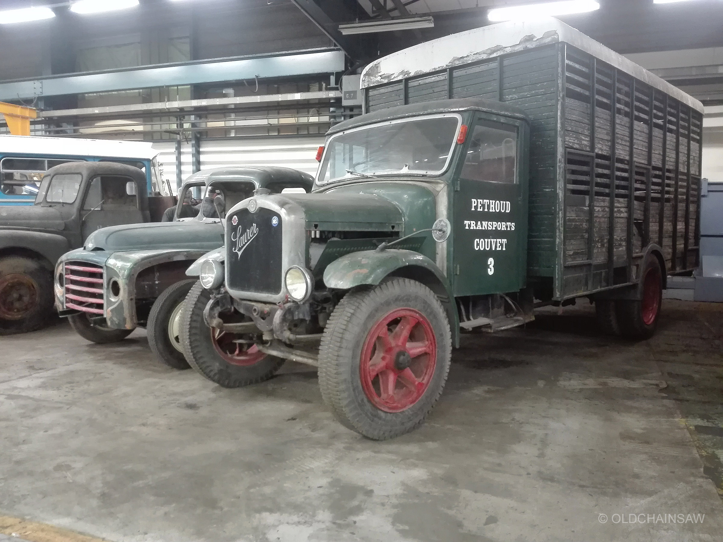 Camion ancien conservé parmi les nombreux véhicules historiques visibles lors de la visite des collections.