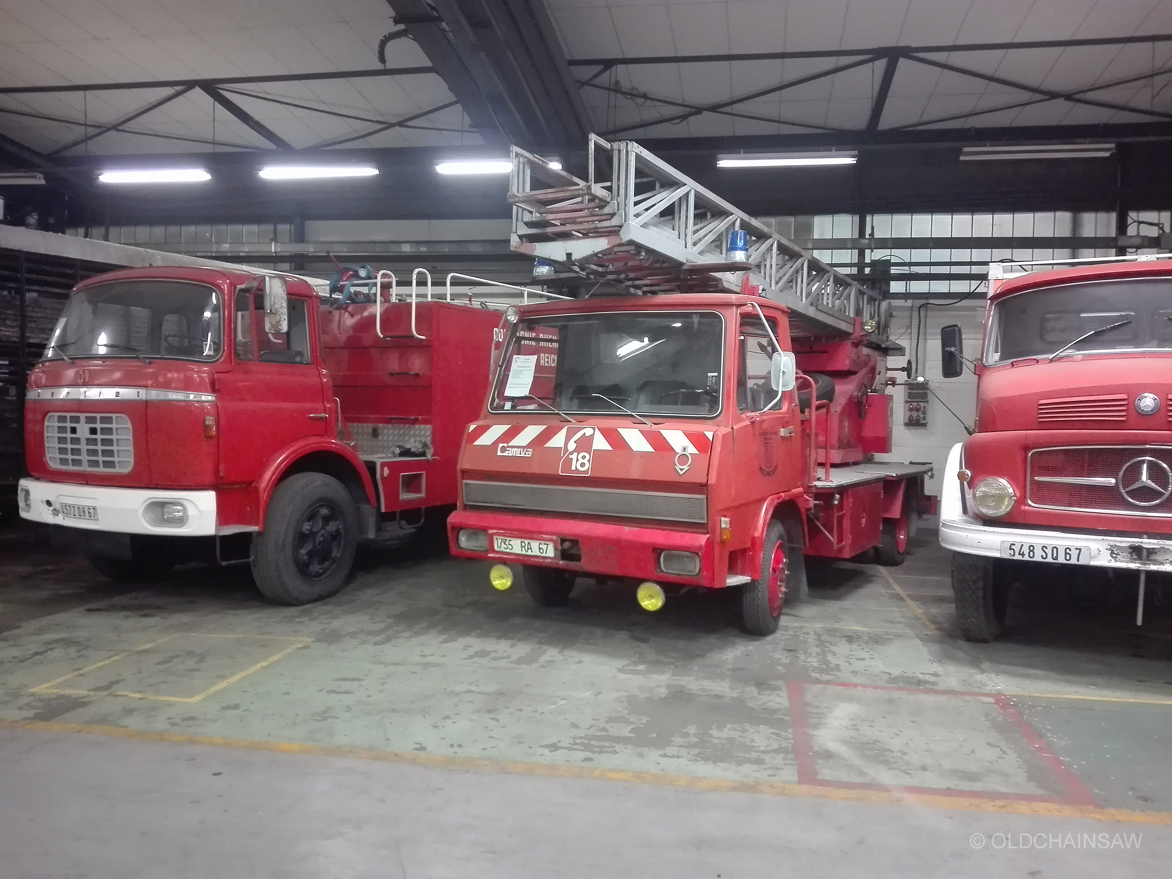 Anciens véhicules de lutte contre l’incendie présentés dans les bâtiments de la collection.