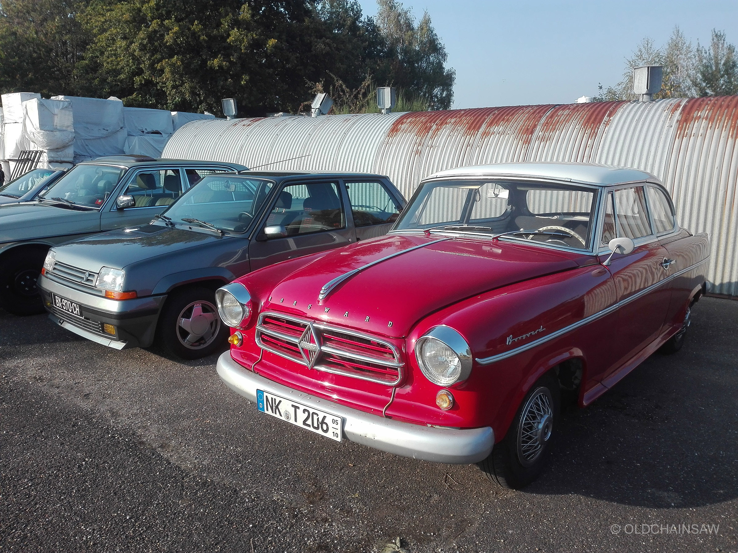 Une Borgward de collection parmi les voitures anciennes exposées à l’extérieur lors des portes ouvertes.