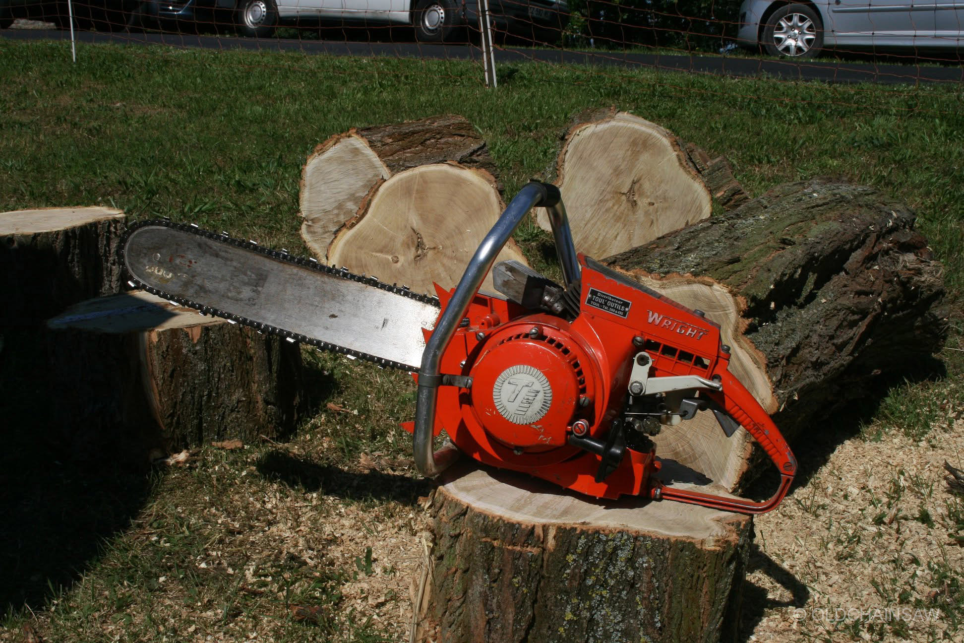 Une tronçonneuse WRIGHT mise en scène sur une bille de bois parmi les machines présentées à Heiteren.