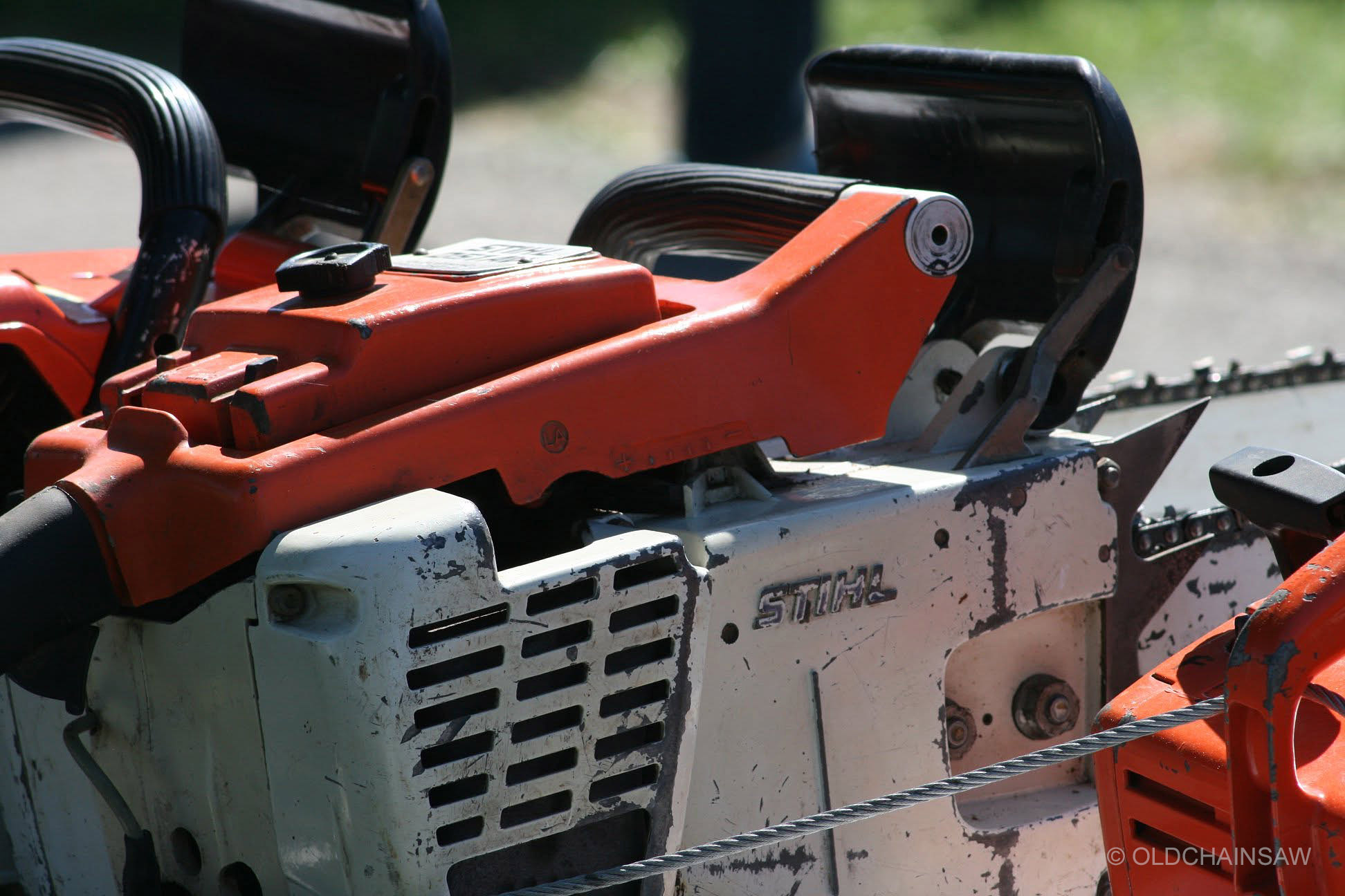 Détail d’une tronçonneuse STIHL ancienne présentée parmi les machines de la collection lors de l’exposition de Heiteren.