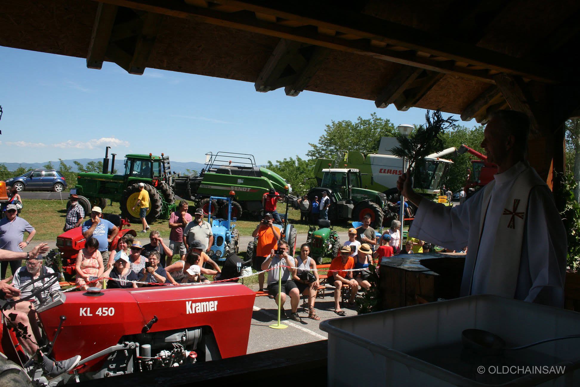 Défilé de tracteurs devant le public à l’occasion de la 3e Bénédiction des Tracteurs de Heiteren.
