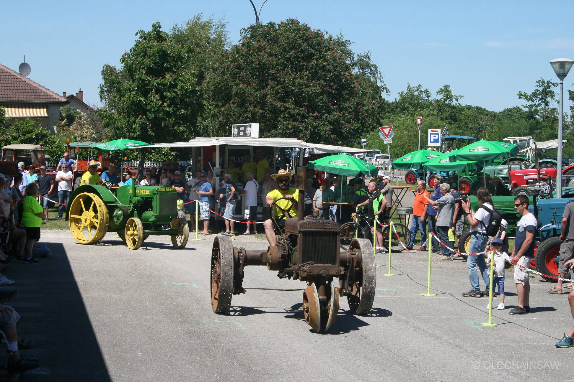 Tracteurs de différentes générations participant au défilé organisé dans le cadre de la manifestation.