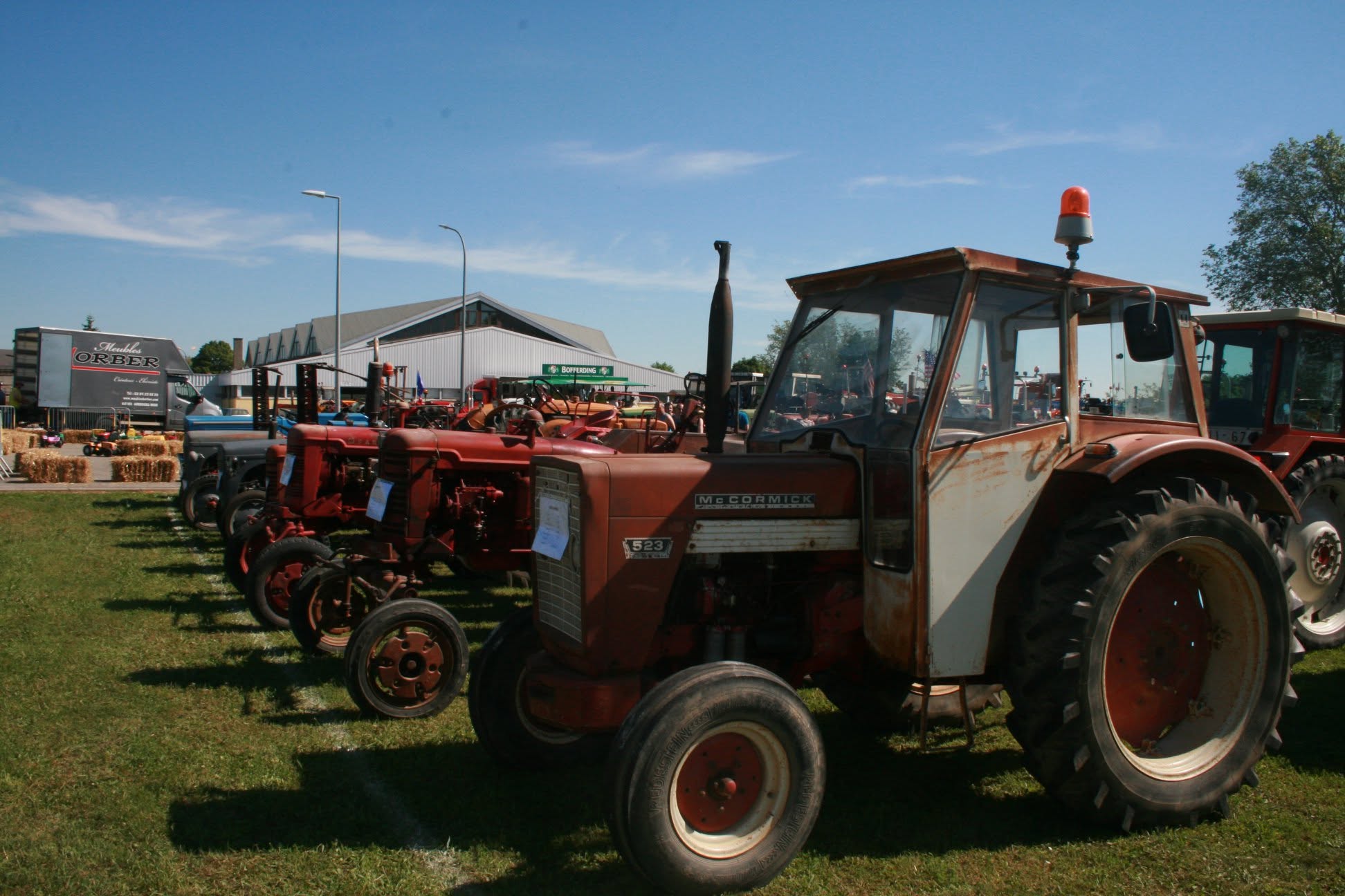 Une partie des nombreux tracteurs anciens exposés sur le terrain autour de la salle des fêtes de Heiteren.