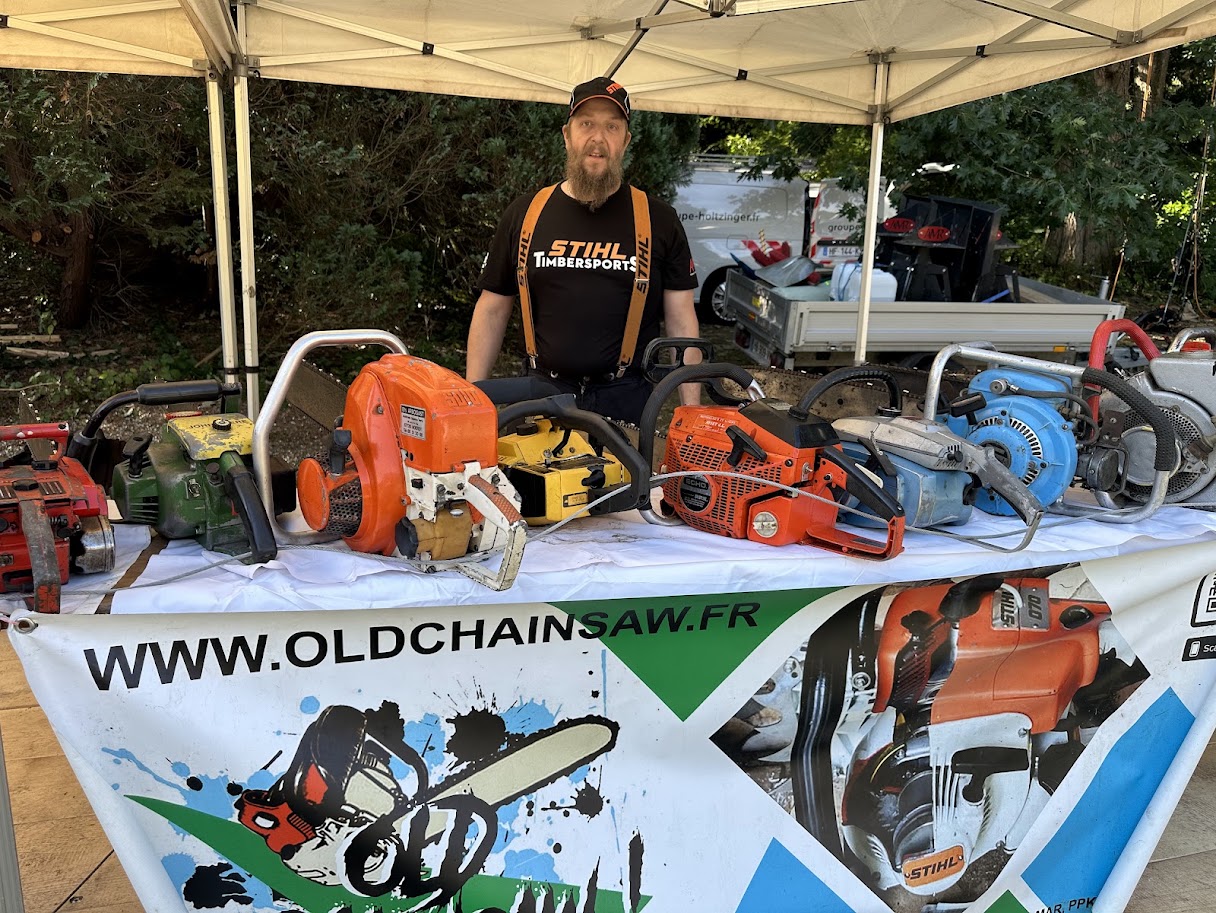 Emmanuel au milieu des machines présentées sur le stand OLDCHAINSAW pendant la journée de dimanche.