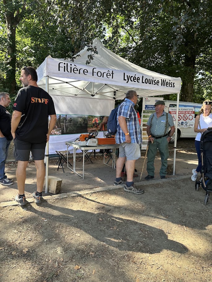 Présentation de la filière forêt du lycée Louise Weiss parmi les acteurs du monde forestier présents sur la manifestation.