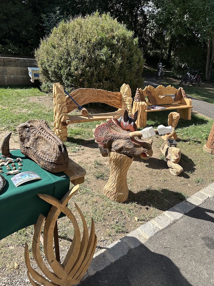 Sculptures sur bois présentées parmi les animations consacrées au travail et à la transformation du bois.