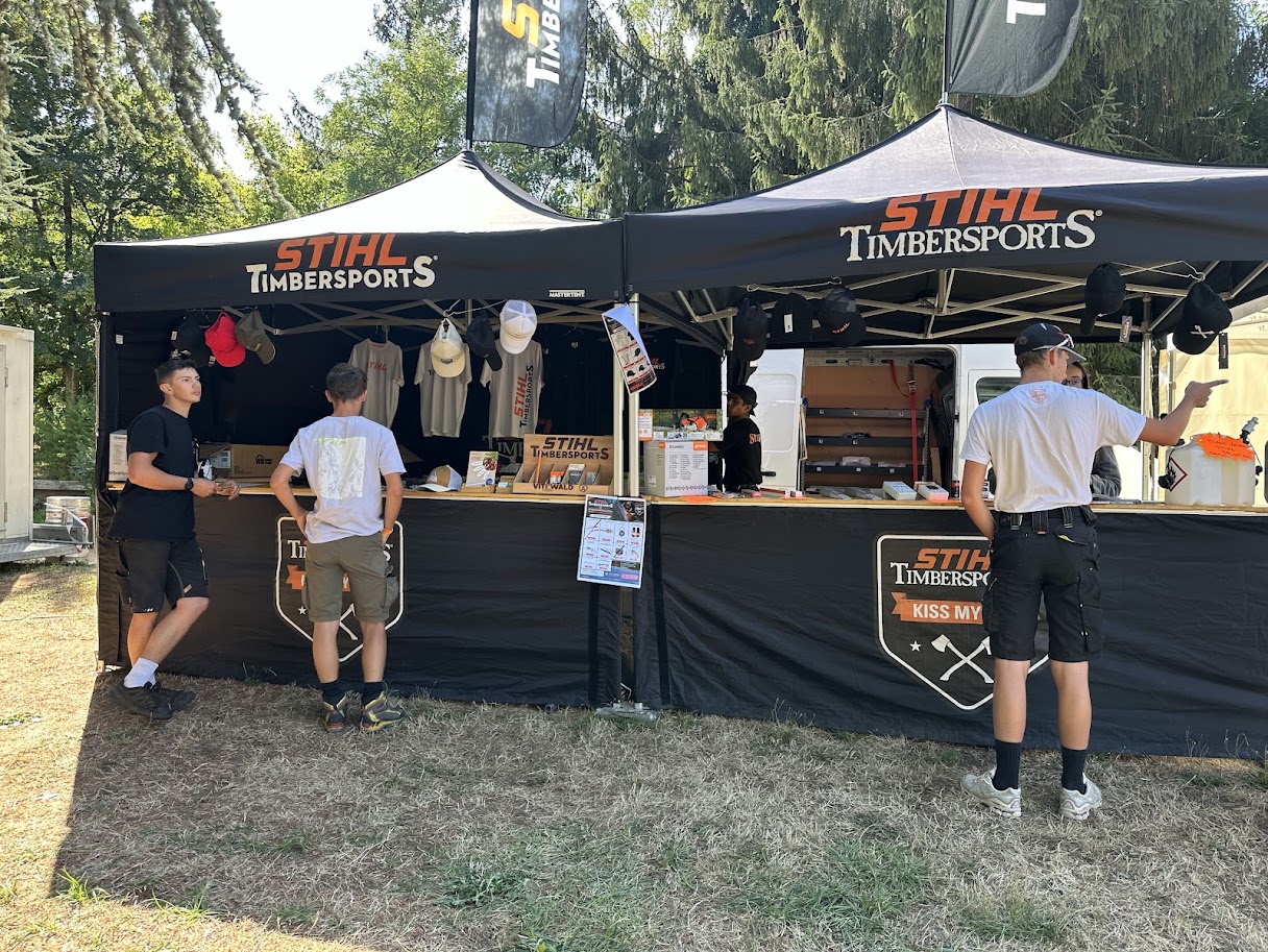 Le stand STIHL TIMBERSPORTS® installé à proximité des épreuves du championnat.