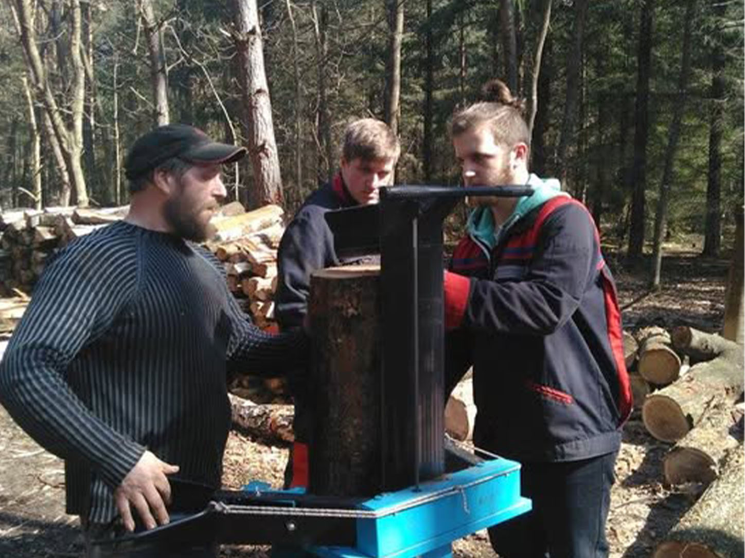 Emmanuel avec ses fils en forêt