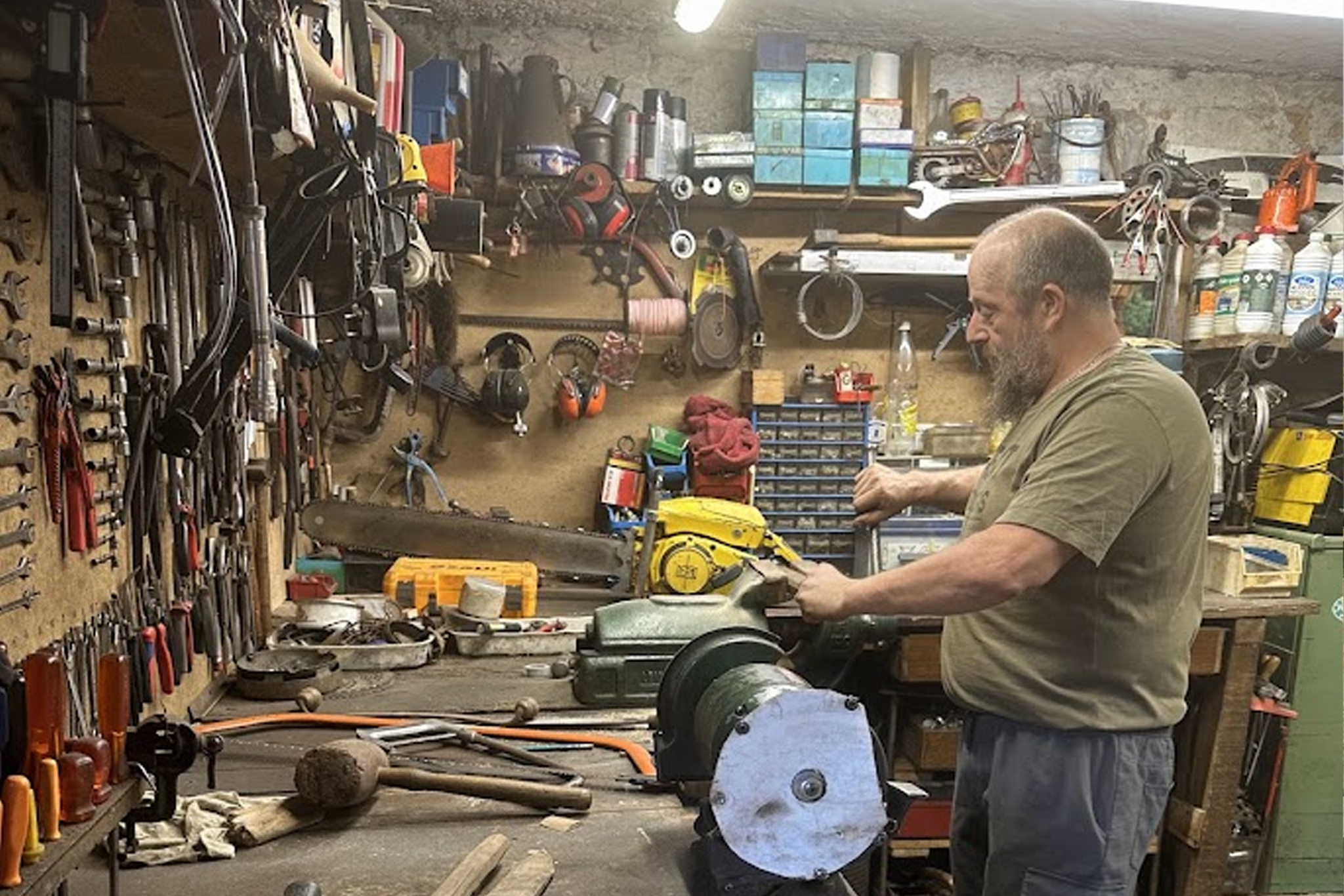 Manu dans son atelier de réparation à Weitbruch