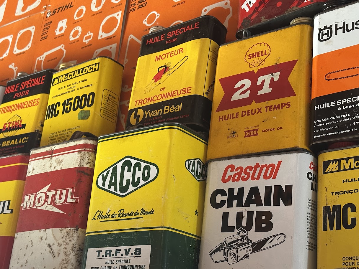 Bidons d'huile anciens pour tronçonneuses