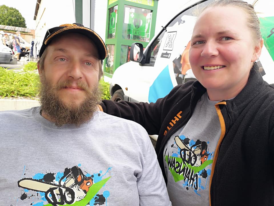 Virginie et Emmanuel lors d’une exposition OLDCHAINSAW
